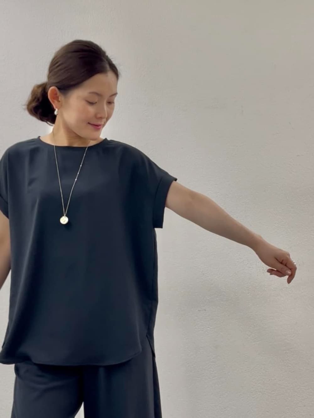 ブルー系のその他パンツ、ブルー系のシャツ/ブラウスを着用したレディースの春コーディネートの9枚目の写真