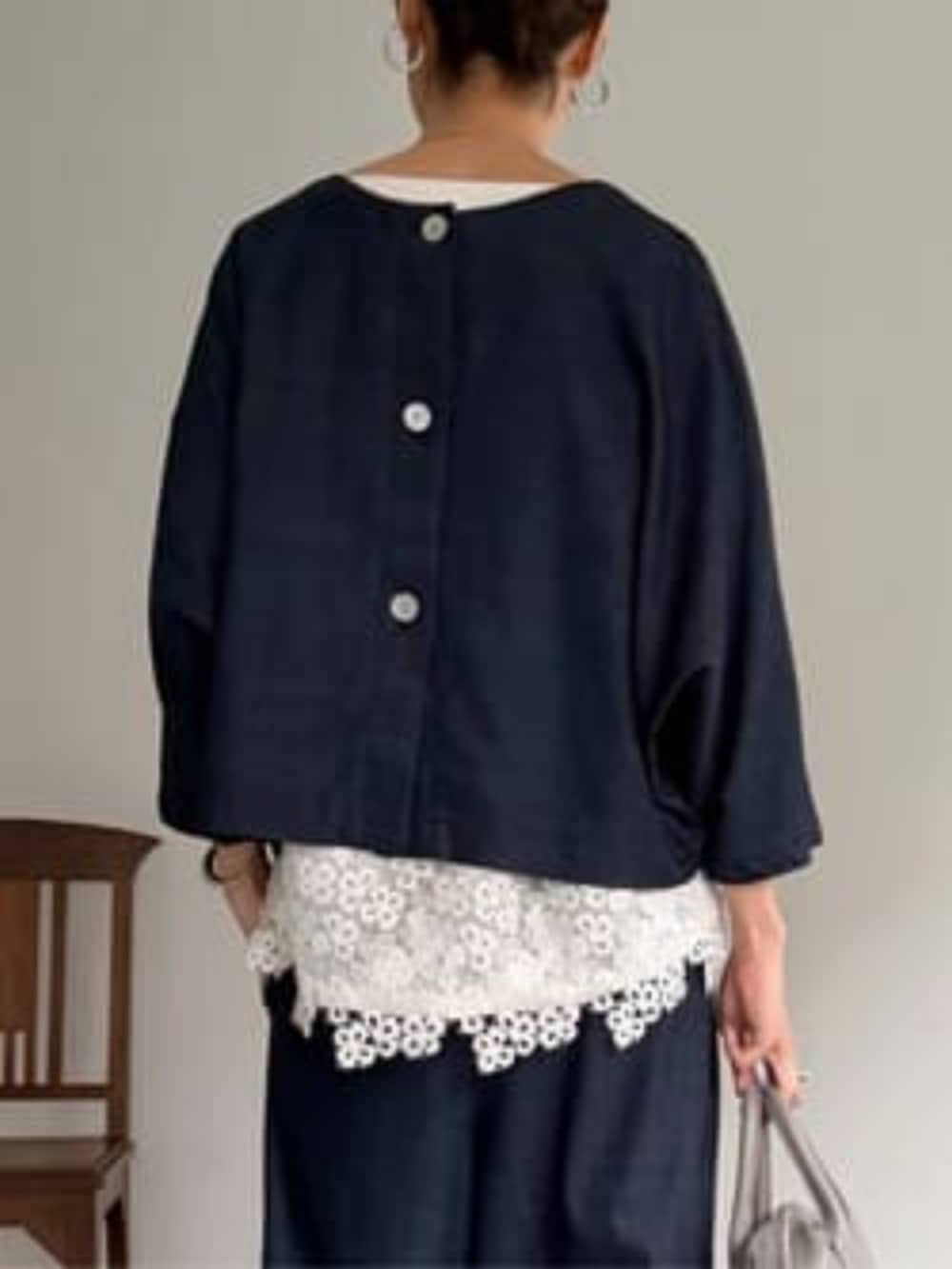 ブルー系のその他パンツ、グレー系のボストンバッグ、ホワイト系のTシャツ/カットソーを着用したレディースの夏コーディネートの3枚目の写真