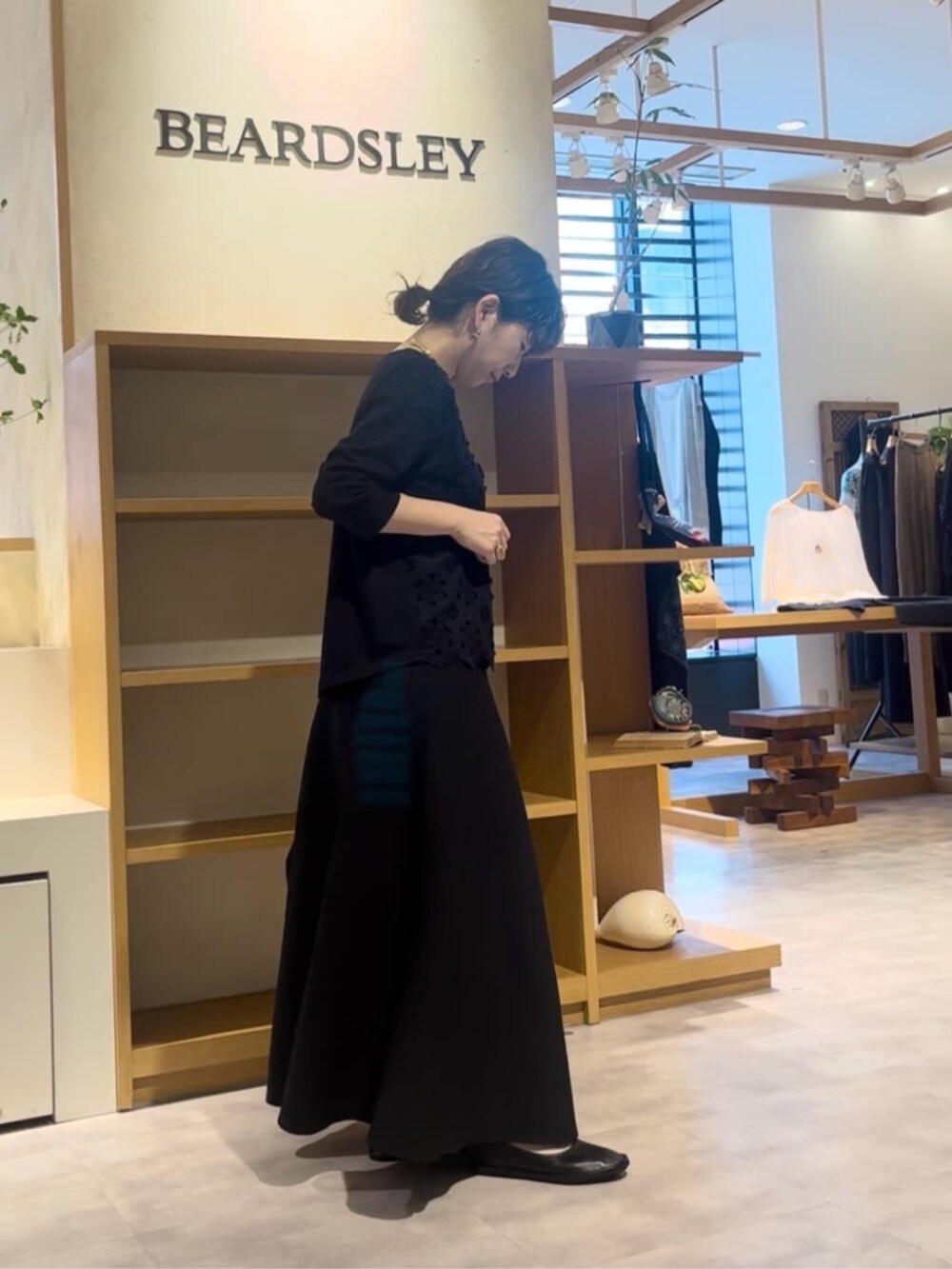 ブラック系のTシャツ/カットソー、ブラック系のスカートを着用したレディースの夏コーディネートの5枚目の写真