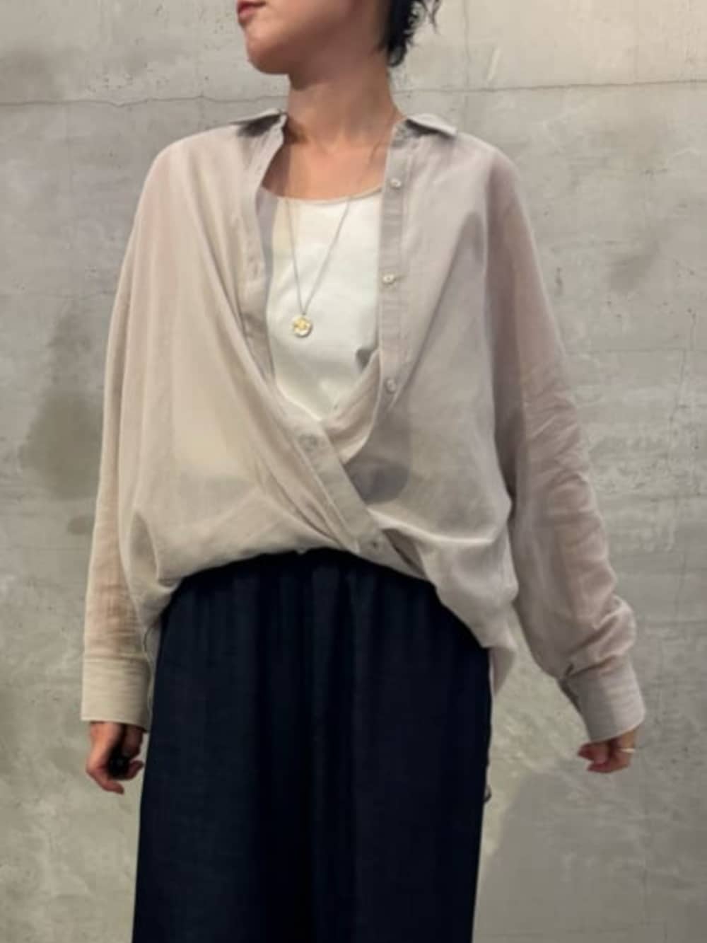 ブルー系のその他パンツ、グレー系のシャツ/ブラウスを着用したレディースの春コーディネートの8枚目の写真