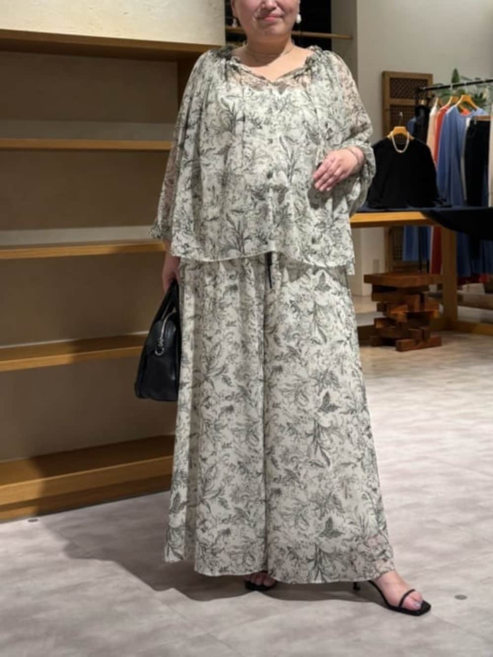 ベージュ系のその他パンツ、ベージュ系のシャツ/ブラウスを着用したレディースの冬コーディネートの7枚目の写真