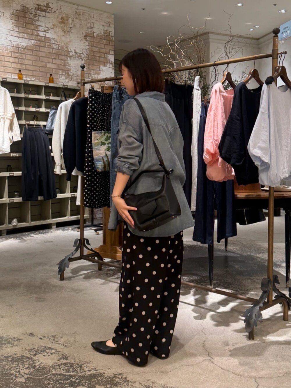ブルー系のシャツ/ブラウス、ブラック系のその他パンツ、ホワイト系のシャツ/ブラウスを着用したレディースの春コーディネートの4枚目の写真