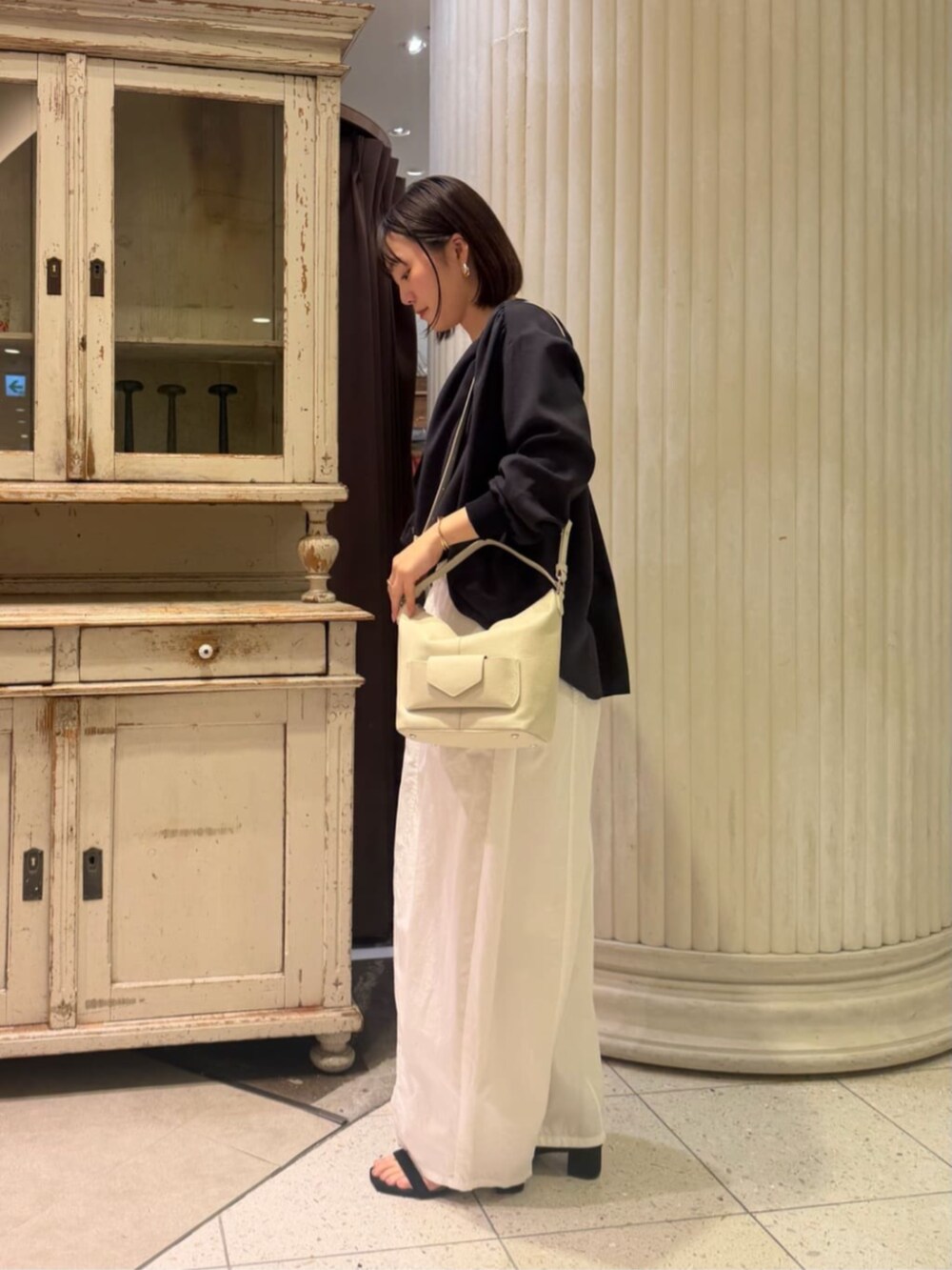 ホワイト系のトートバッグ、ブルー系のシャツ/ブラウス、ホワイト系のその他パンツを着用したレディースの春コーディネートの3枚目の写真