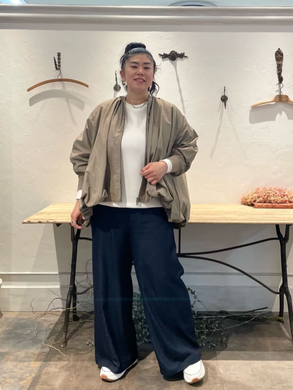 ブルー系のその他パンツ、ホワイト系のTシャツ/カットソー、ブラック系のトートバッグを着用したレディースの春コーディネートの3枚目の写真