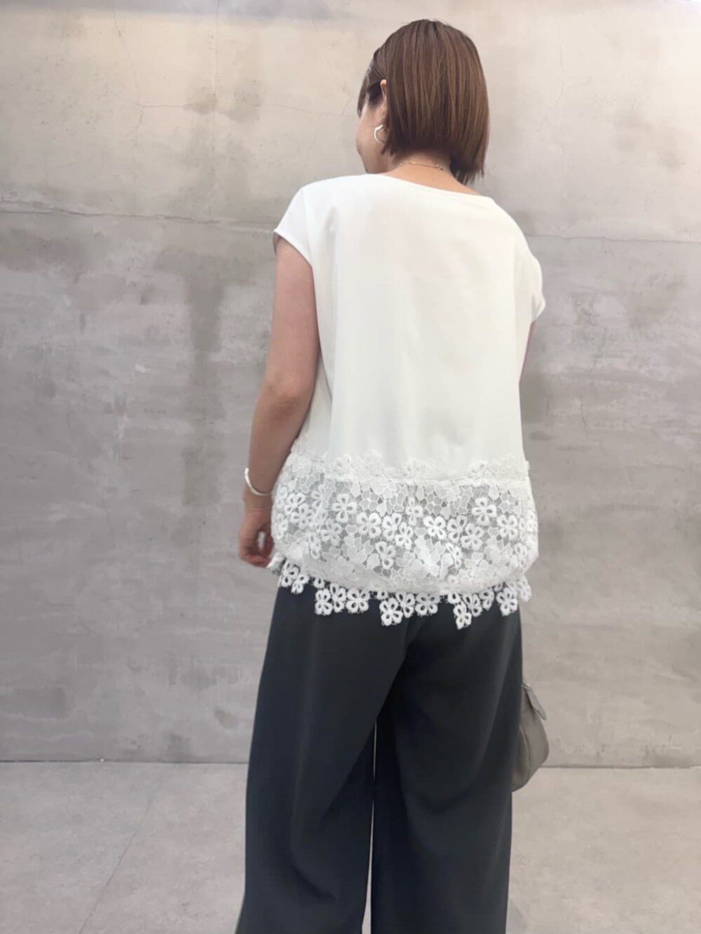 グレー系のその他パンツ、グレー系のボストンバッグ、ホワイト系のTシャツ/カットソーを着用したレディースの春コーディネートの9枚目の写真