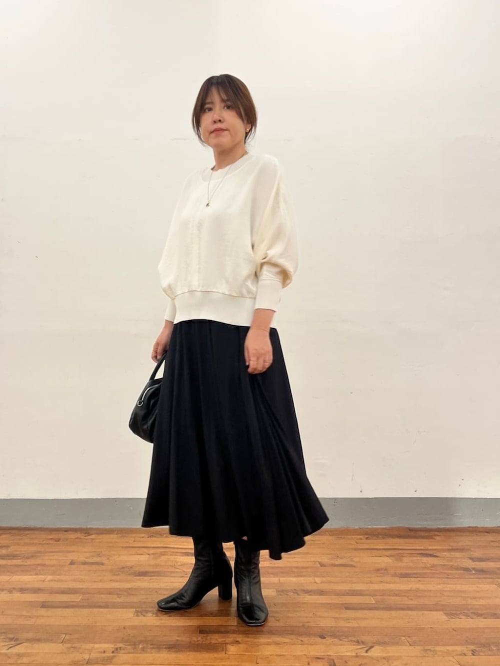 ブラック系のその他パンツ、ホワイト系のシャツ/ブラウスを着用したレディースの夏コーディネートの2枚目の写真
