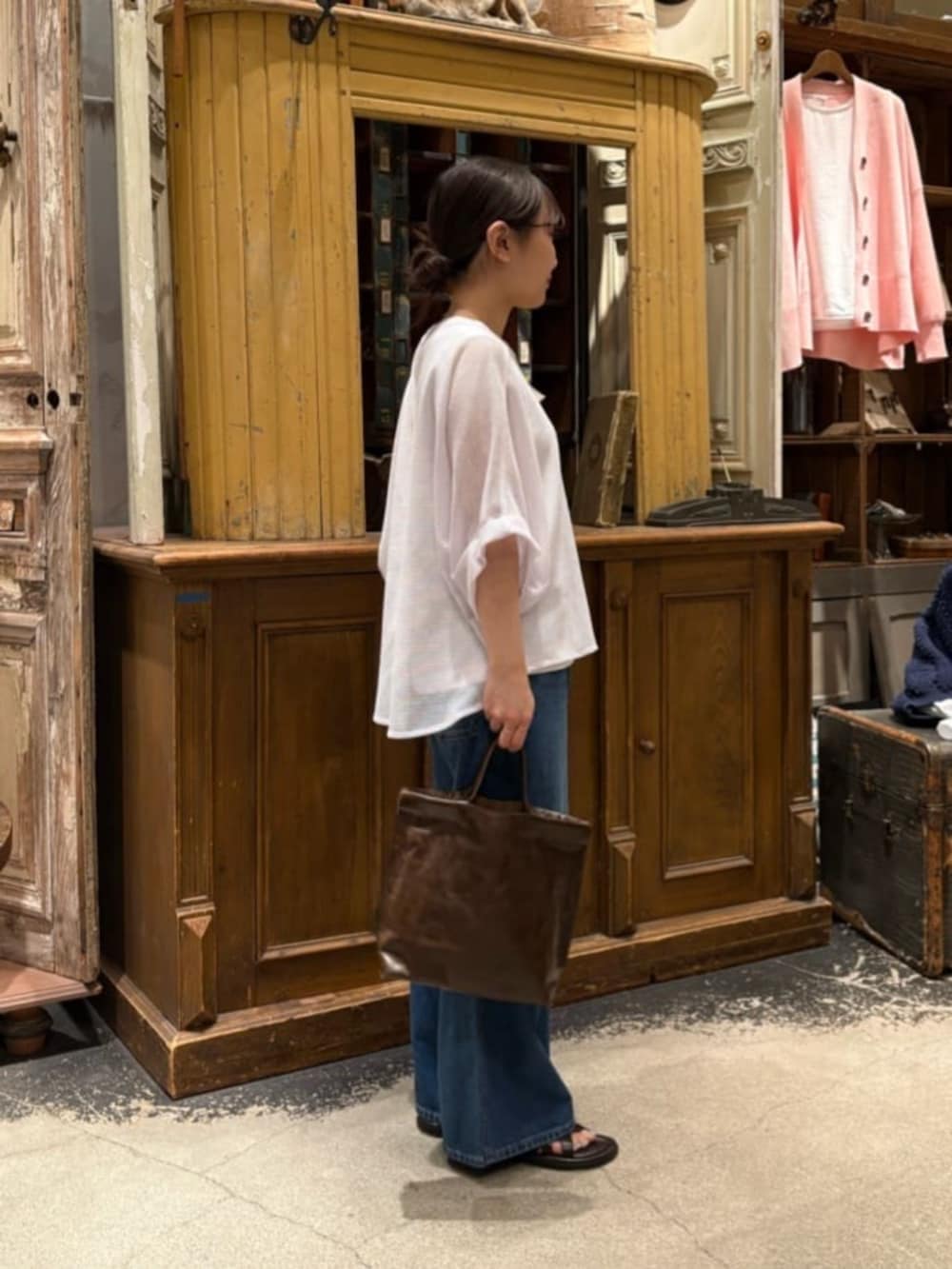 ブルー系のその他パンツ、ホワイト系のTシャツ/カットソーを着用したレディースの春コーディネートの3枚目の写真