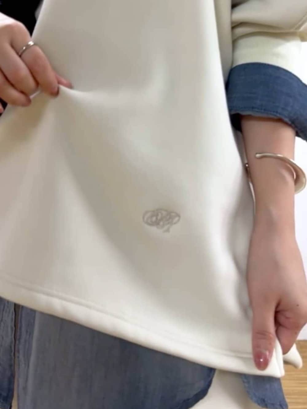 ブルー系のシャツ/ブラウス、ブラック系のショルダーバッグ、ホワイト系のTシャツ/カットソーを着用したレディースの秋コーディネートの4枚目の写真