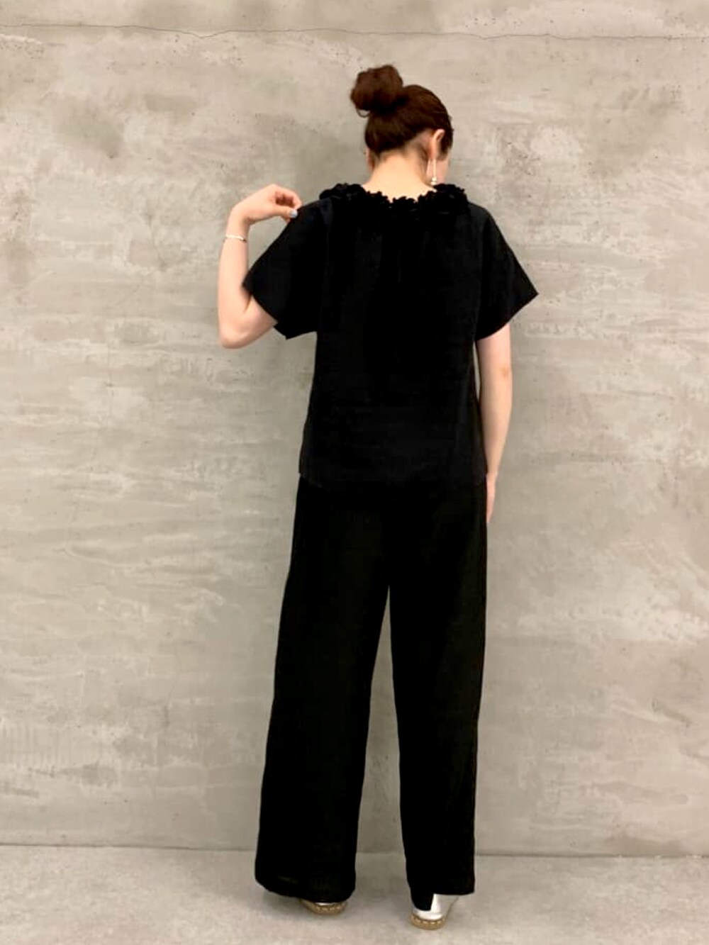 ブラック系のシャツ/ブラウス、ブラック系のその他パンツを着用したレディースの春コーディネートの4枚目の写真