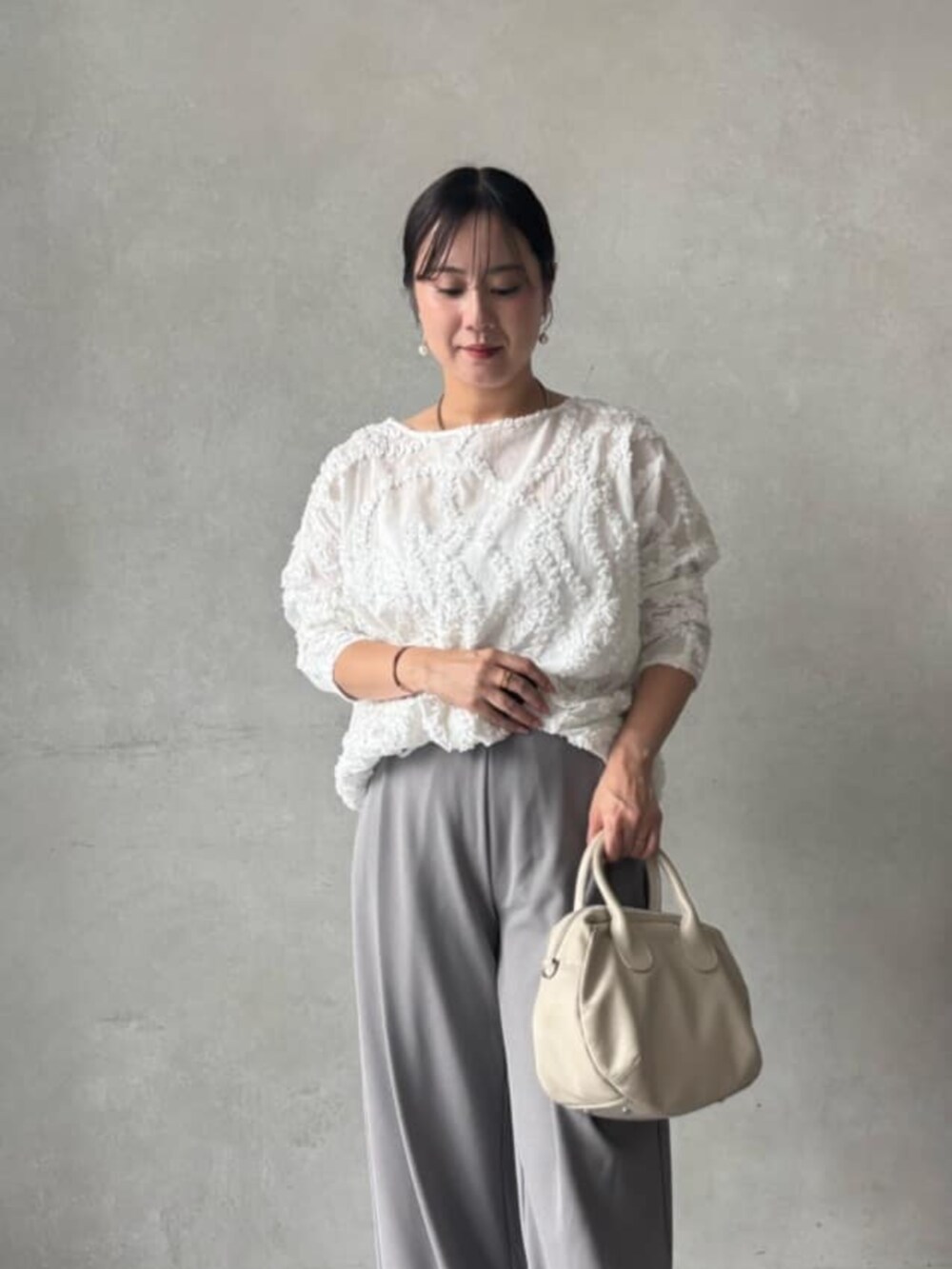 グレー系のその他パンツ、ホワイト系のシャツ/ブラウスを着用したレディースの夏コーディネートの2枚目の写真