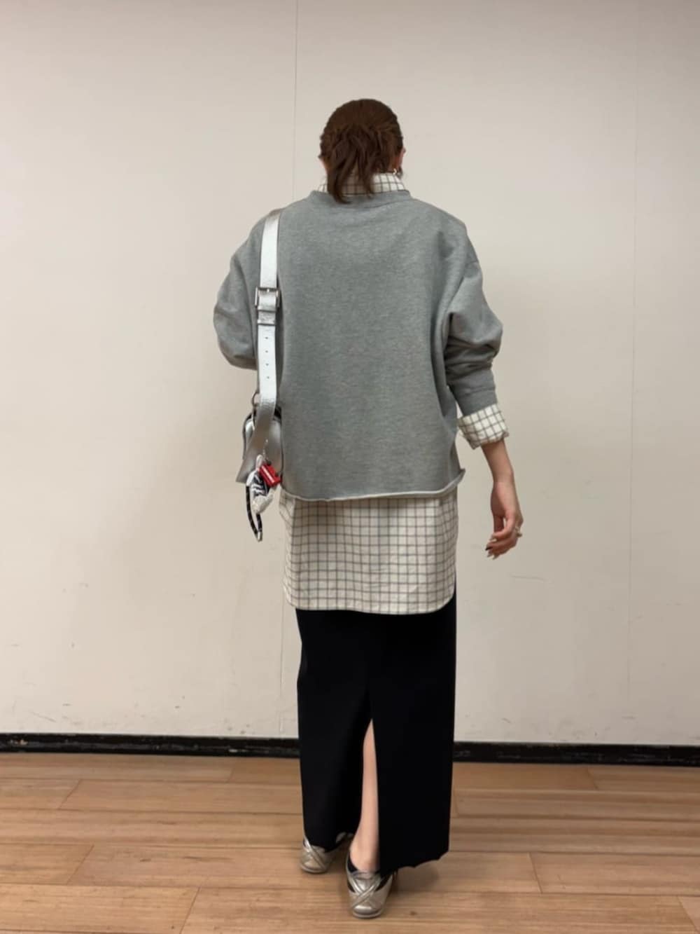 シルバー系のショルダーバッグ、ホワイト系のシャツ/ブラウス、ブラック系のスカートを着用したレディースの冬コーディネートの6枚目の写真