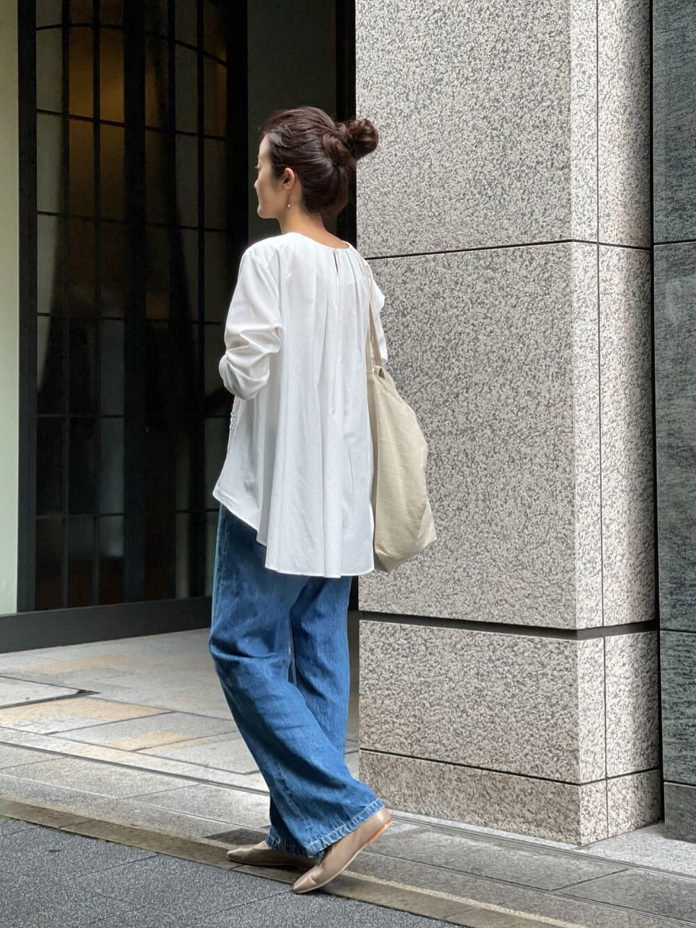 ホワイト系のシャツ/ブラウスを着用したレディースの夏コーディネートの2枚目の写真