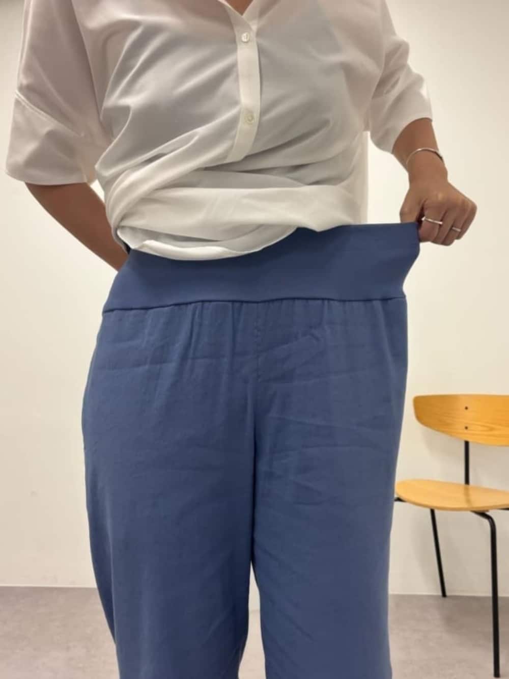 ブルー系のその他パンツ、ホワイト系のワンピースを着用したレディースの春コーディネートの8枚目の写真