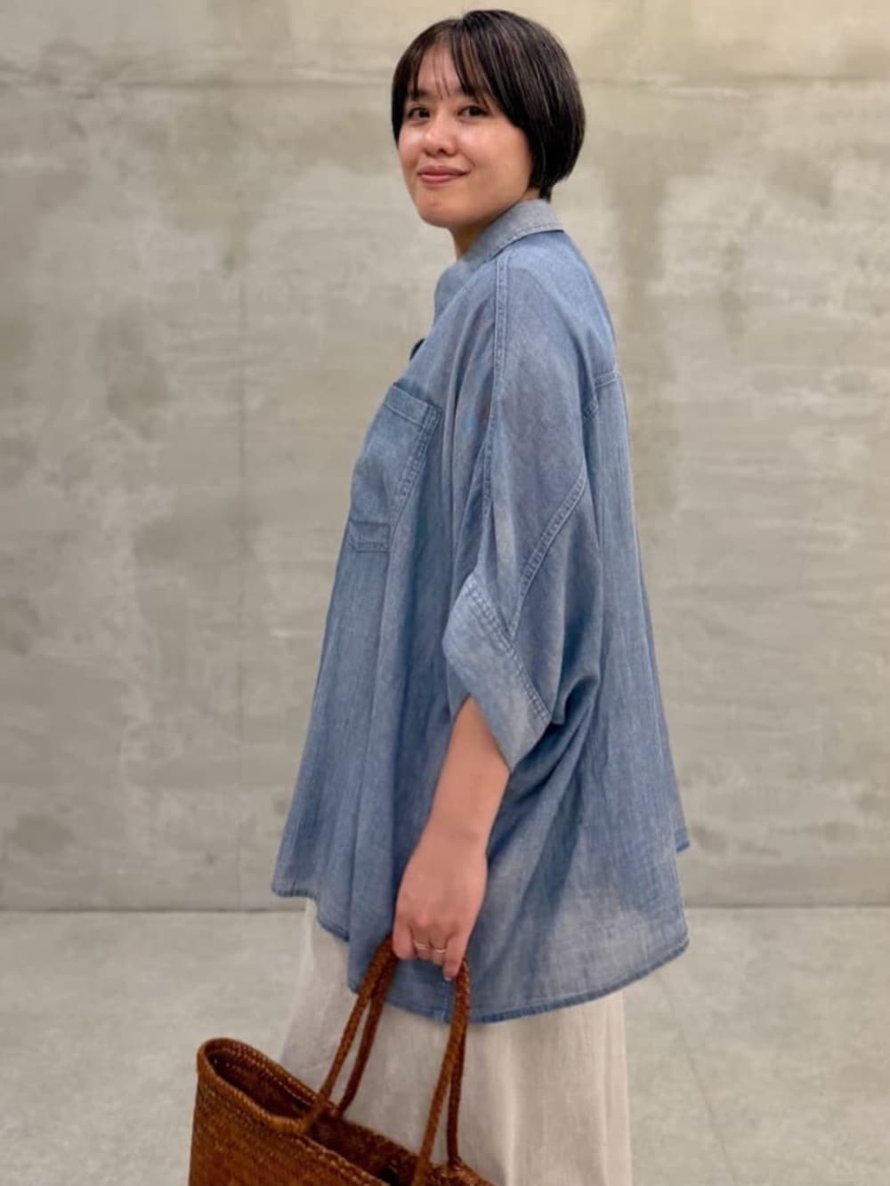 ベージュ系のその他パンツ、ブルー系のシャツ/ブラウスを着用したレディースの春コーディネートの4枚目の写真