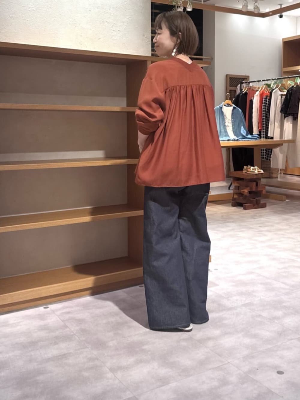 ホワイト系のシャツ/ブラウス、レッド系のシャツ/ブラウス、ブルー系のその他パンツを着用したレディースの春コーディネートの6枚目の写真