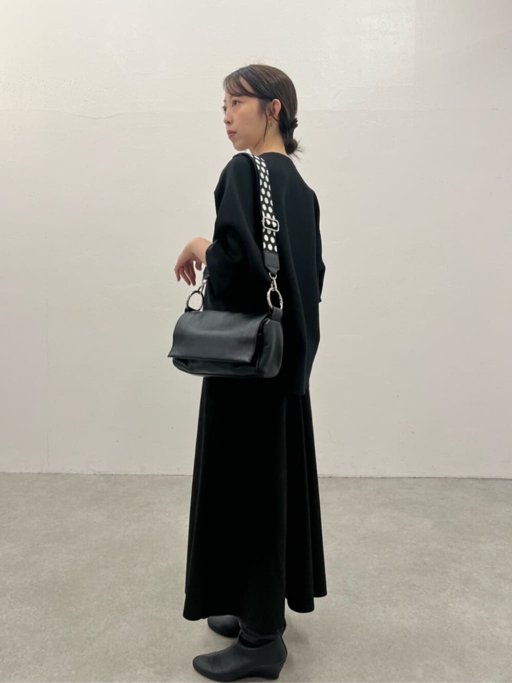 ブラック系のカーディガン/ボレロ、ブラック系のスカート、ブラック系のその他を着用したレディースの冬コーディネートの2枚目の写真