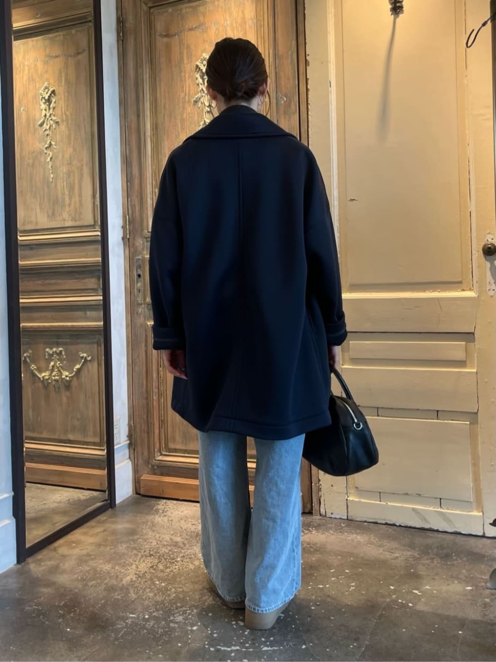 グレー系のニット/セーター、ブルー系のピーコートを着用したレディースの冬コーディネートの3枚目の写真