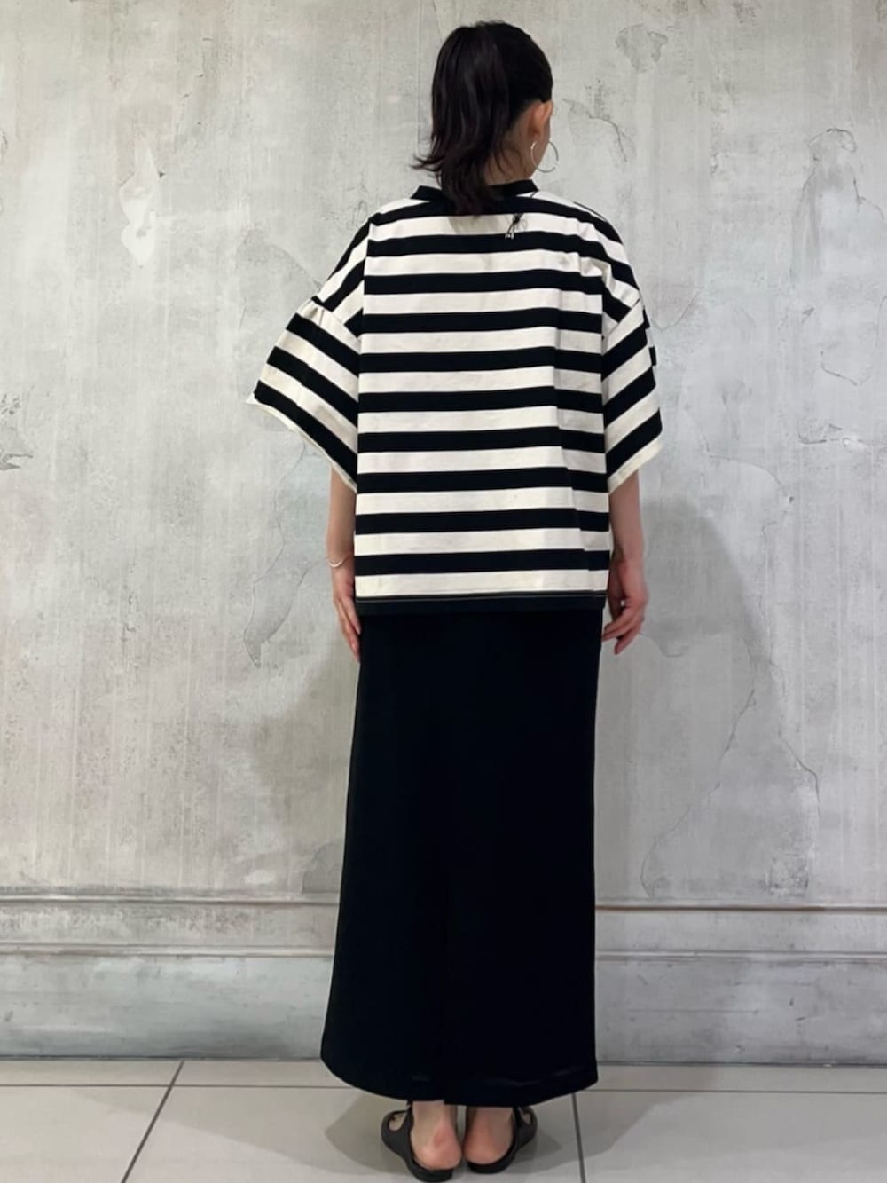 ブラック系のショルダーバッグ、ブラック系のTシャツ/カットソーを着用したレディースの夏コーディネートの8枚目の写真