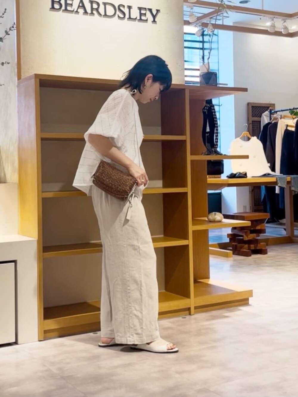 ベージュ系のその他パンツ、ホワイト系のシャツ/ブラウスを着用したレディースの春コーディネートの3枚目の写真