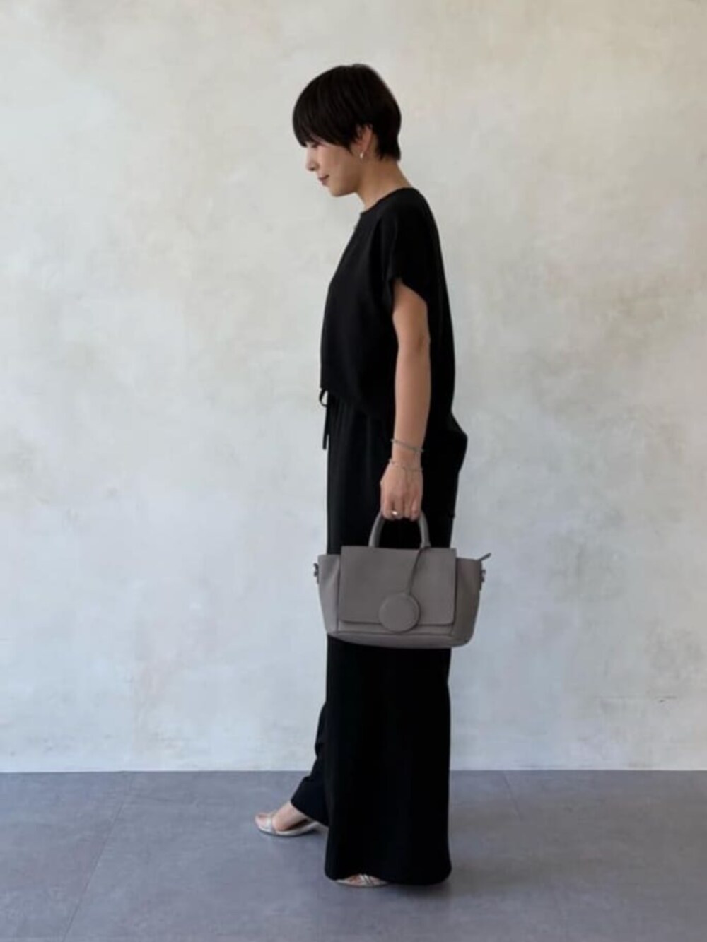 ブラック系のシャツ/ブラウス、ブラック系のその他パンツを着用したレディースの春コーディネートの2枚目の写真