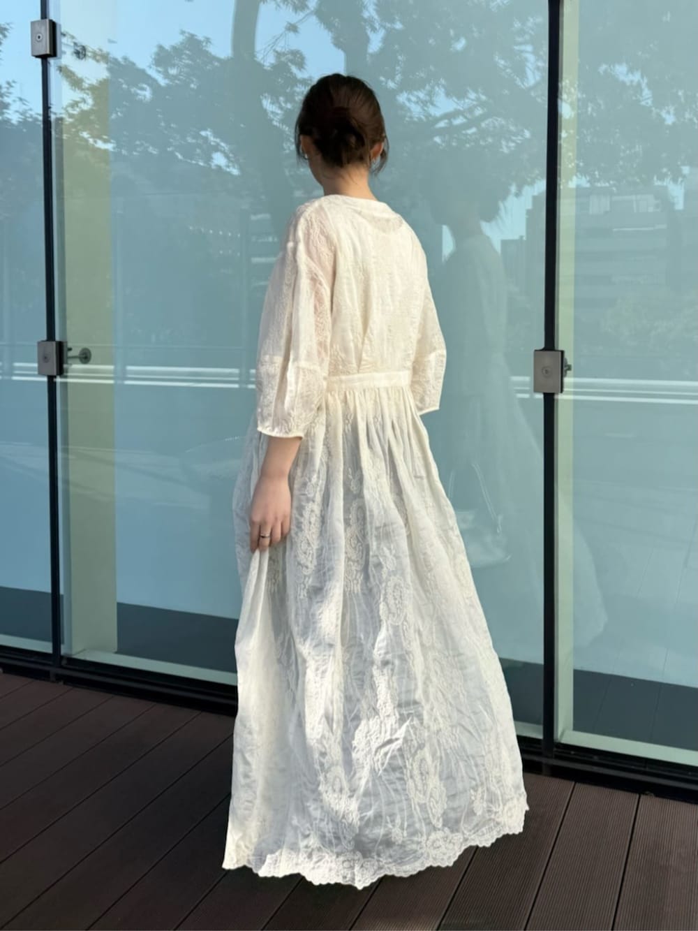 ホワイト系のワンピースを着用したレディースの冬コーディネートの4枚目の写真