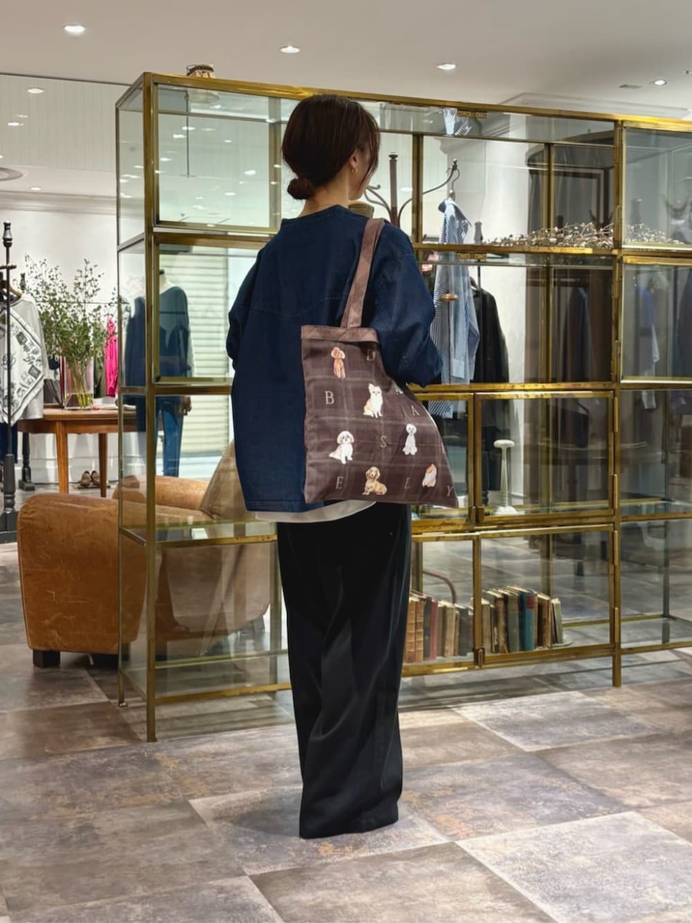 ブルー系のシャツ/ブラウス、ベージュ系のトートバッグ、ブラック系のその他パンツを着用したレディースの秋コーディネートの5枚目の写真