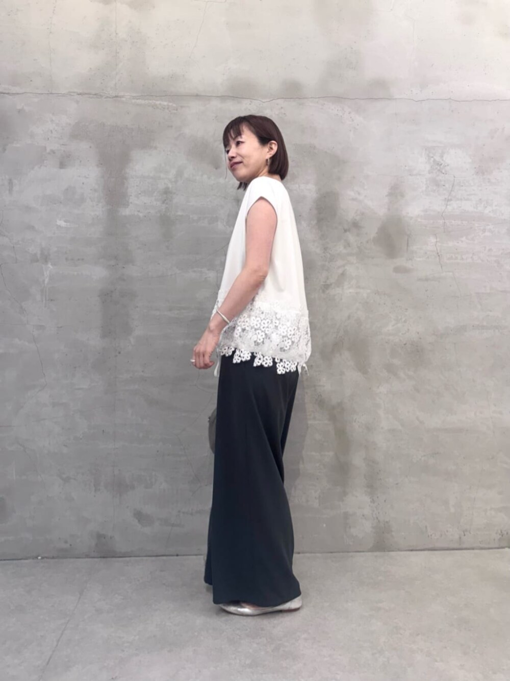 グレー系のその他パンツ、グレー系のボストンバッグ、ホワイト系のTシャツ/カットソーを着用したレディースの春コーディネートの2枚目の写真