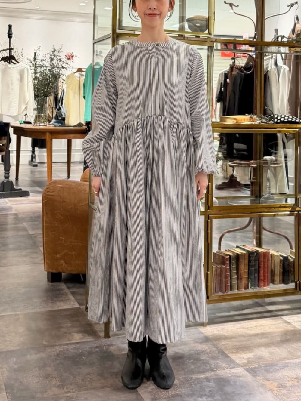 ブルー系のシャツ/ブラウス、ブルー系のワンピースを着用したレディースの春コーディネートの7枚目の写真