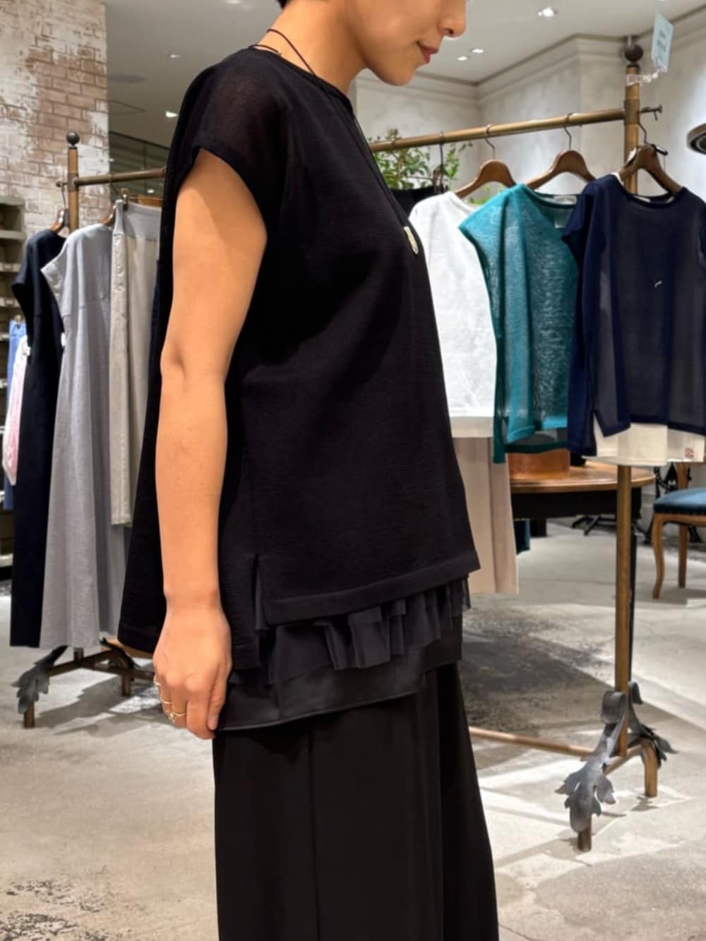 ブラック系のその他パンツ、ブラック系のニット/セーターを着用したレディースの夏コーディネートの6枚目の写真