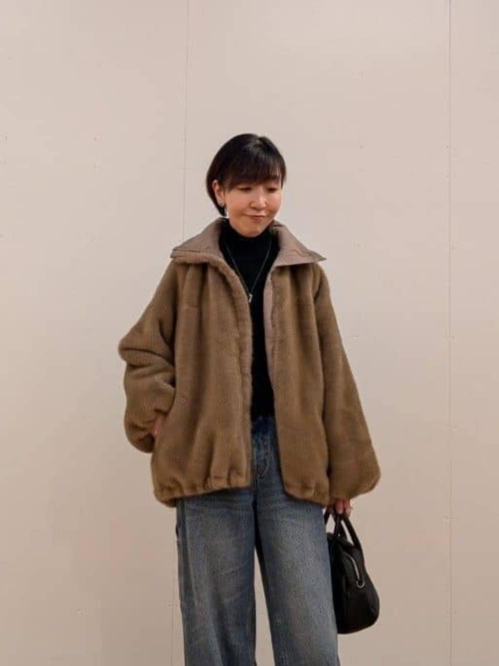ブルー系のその他パンツ、ベージュ系のブルゾン、ブラウン系のローファーを着用したレディースの秋コーディネートの2枚目の写真