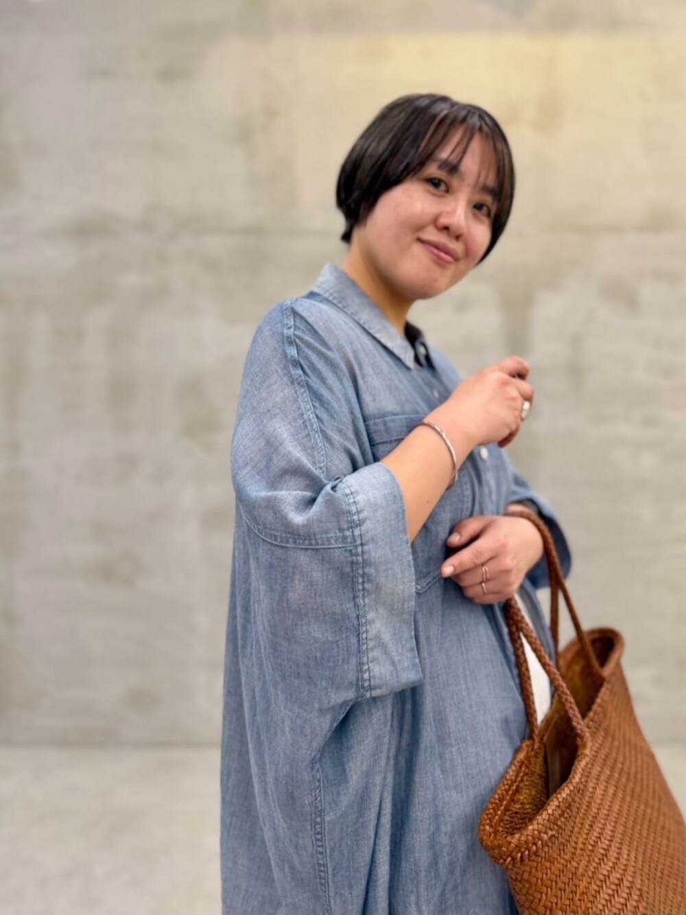 ベージュ系のその他パンツ、ブルー系のシャツ/ブラウスを着用したレディースの春コーディネートの5枚目の写真