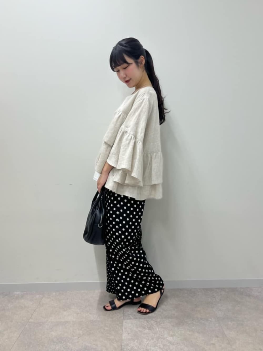 ブラック系のボストンバッグ、ホワイト系のシャツ/ブラウス、ブラック系のその他パンツを着用したレディースの春コーディネートの5枚目の写真