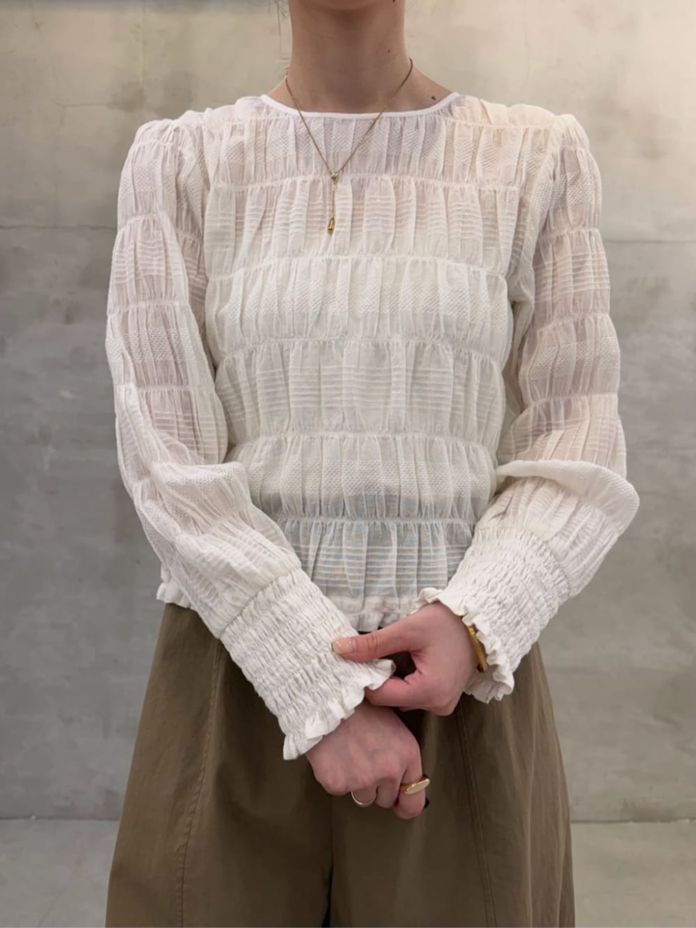 ホワイト系のトートバッグ、イエロー系のその他パンツ、ホワイト系のシャツ/ブラウスを着用したレディースの春コーディネートの7枚目の写真