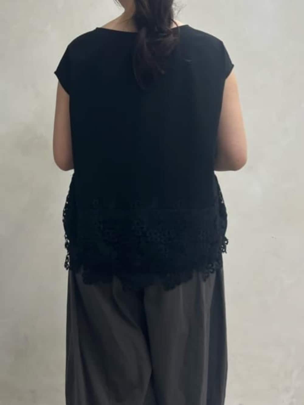 ブラック系のボストンバッグ、グレー系のその他パンツ、ブラック系のTシャツ/カットソーを着用したレディースの冬コーディネートの6枚目の写真