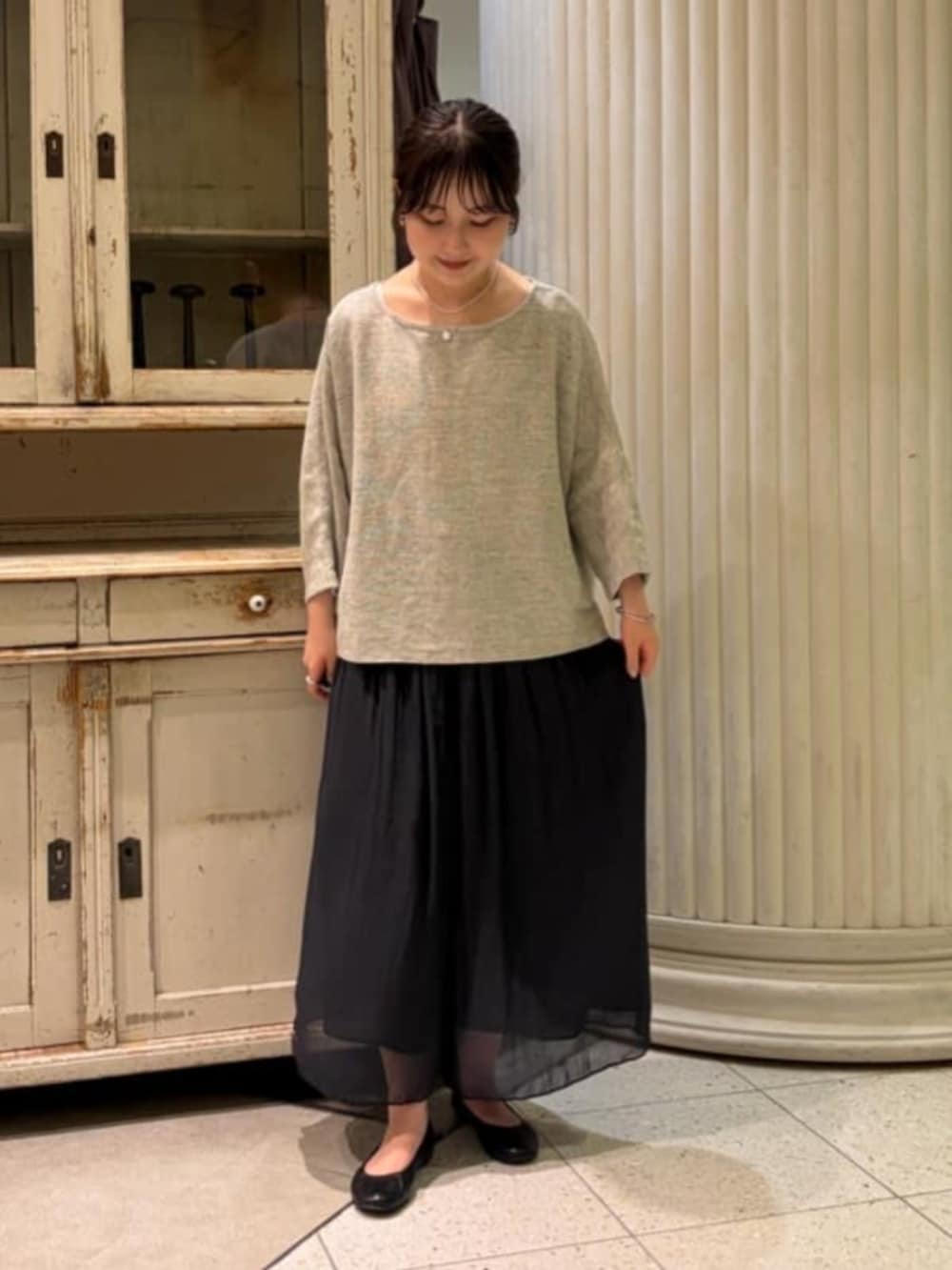 ブラック系のその他パンツ、ホワイト系のトートバッグ、グレー系のニット/セーターを着用したレディースの春コーディネートの4枚目の写真
