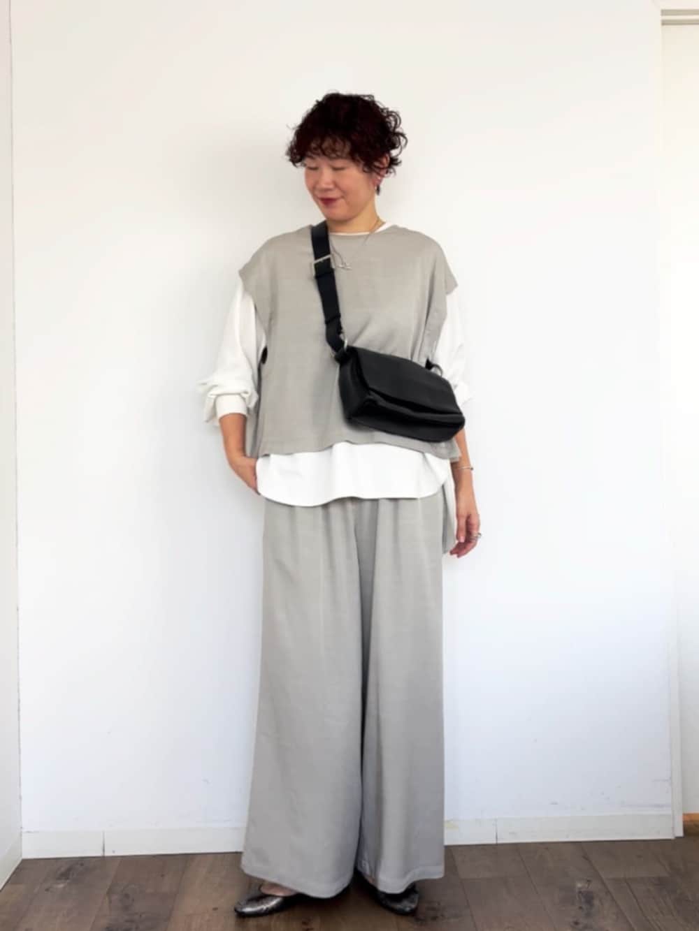 グレー系のシャツ/ブラウス、ホワイト系のシャツ/ブラウス、グレー系のその他パンツを着用したレディースの冬コーディネートの3枚目の写真