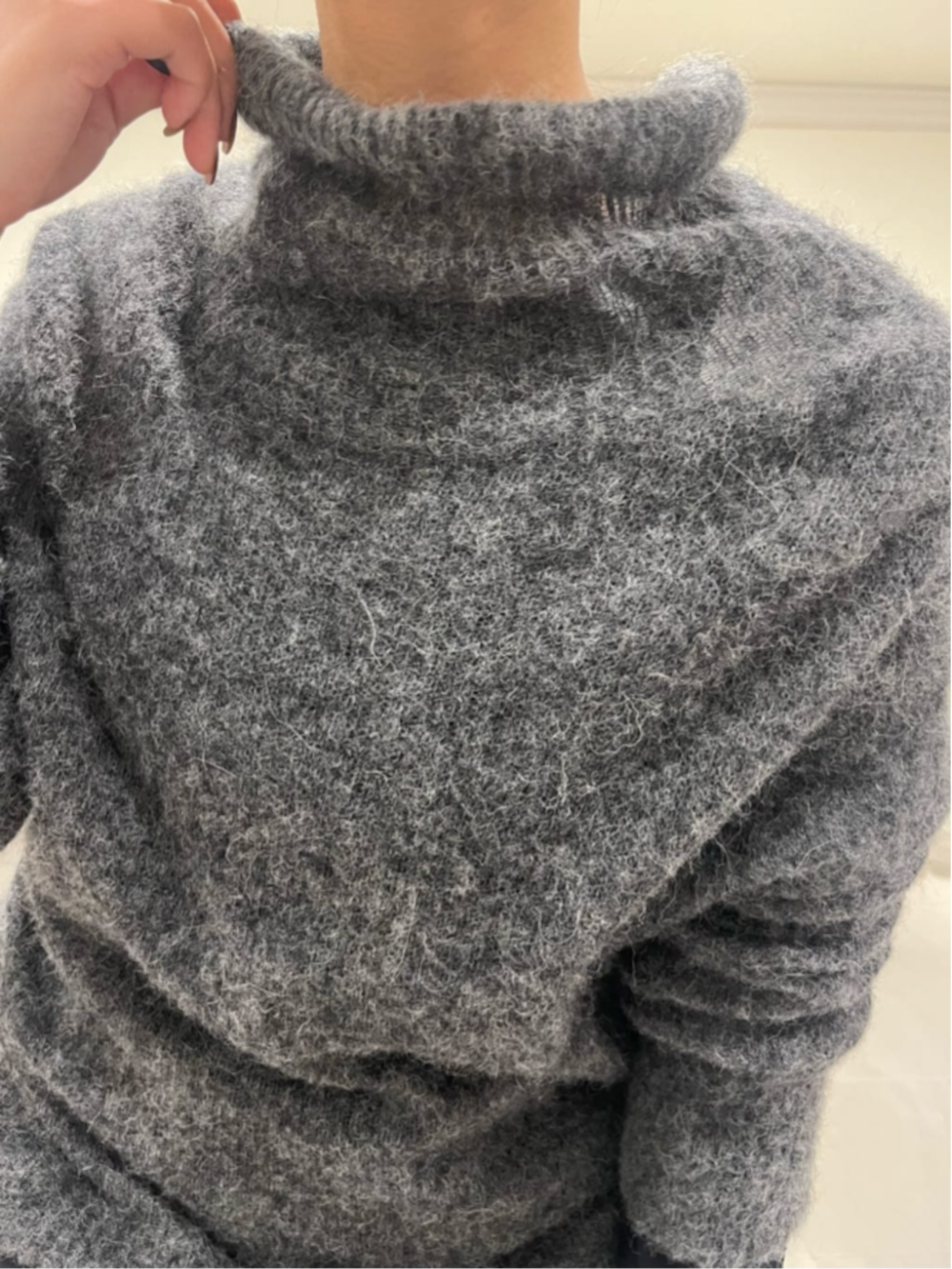 ブラック系のTシャツ/カットソーを着用したレディースの秋コーディネートの3枚目の写真