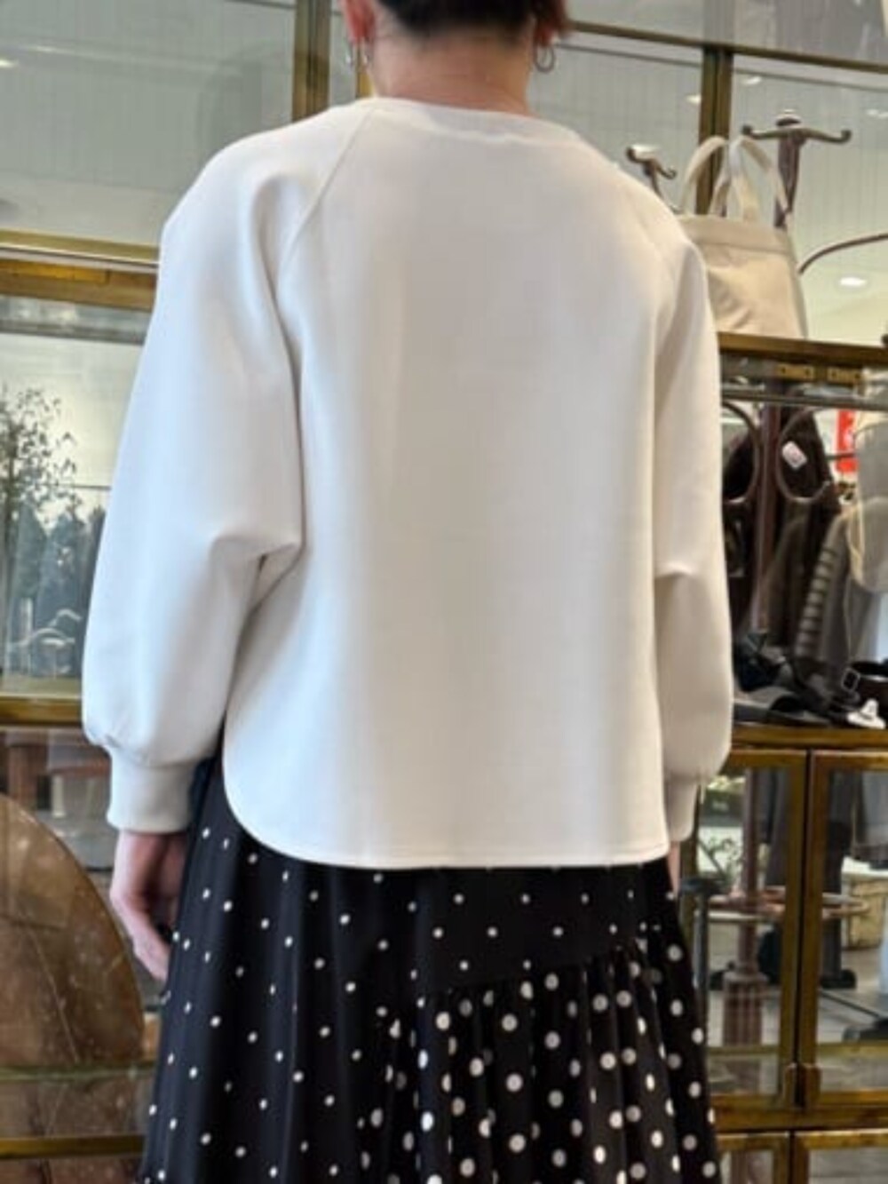 ホワイト系のTシャツ/カットソー、ブラック系のスカートを着用したレディースの冬コーディネートの5枚目の写真