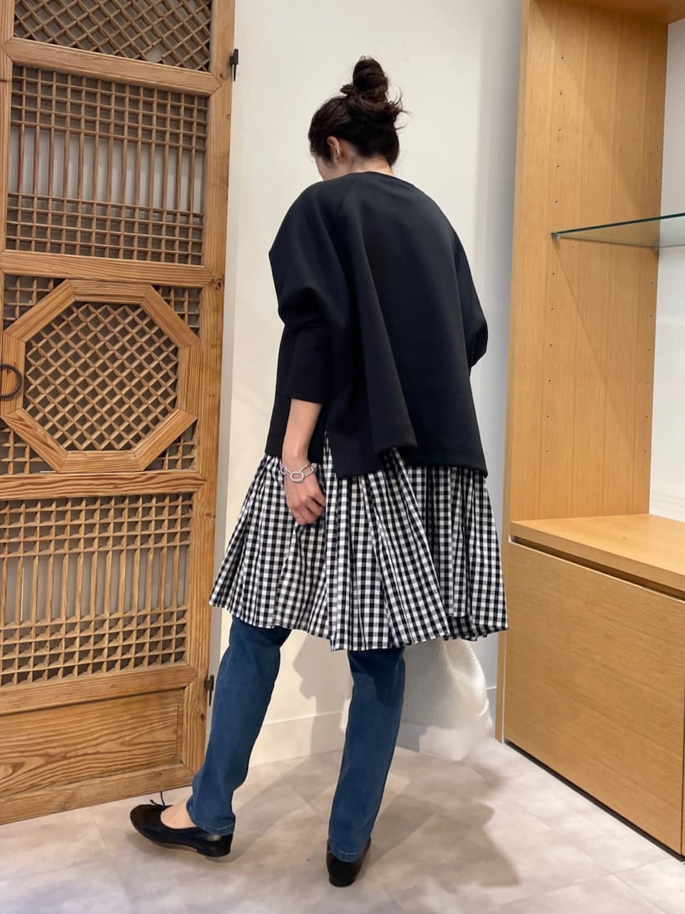 ブラック系のシャツ/ブラウス、ブラック系のTシャツ/カットソー、ブルー系のその他パンツを着用したレディースの冬コーディネートの2枚目の写真