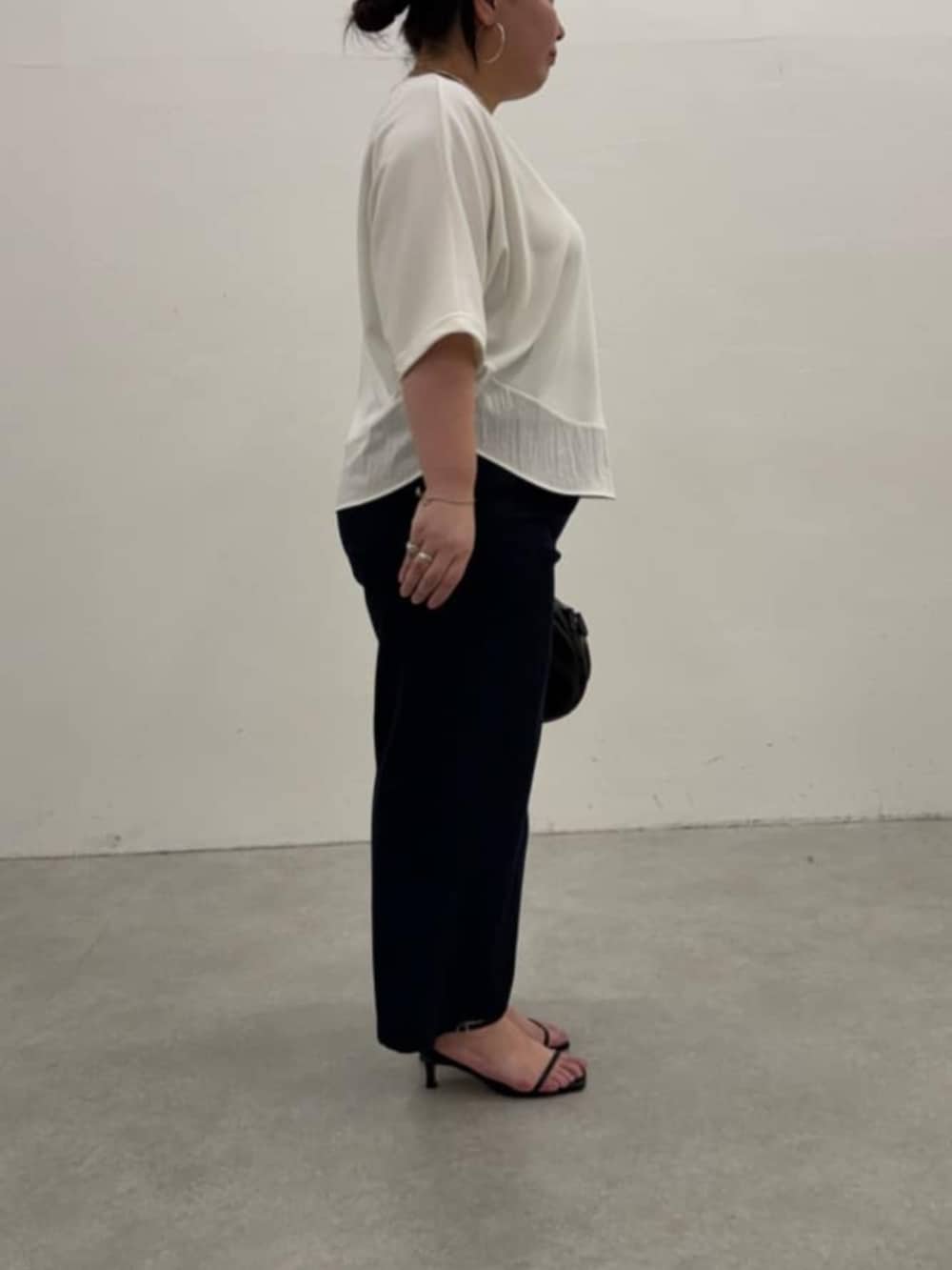 ブラック系のボストンバッグ、ブルー系のその他パンツ、ホワイト系のTシャツ/カットソーを着用したレディースの春コーディネートの3枚目の写真