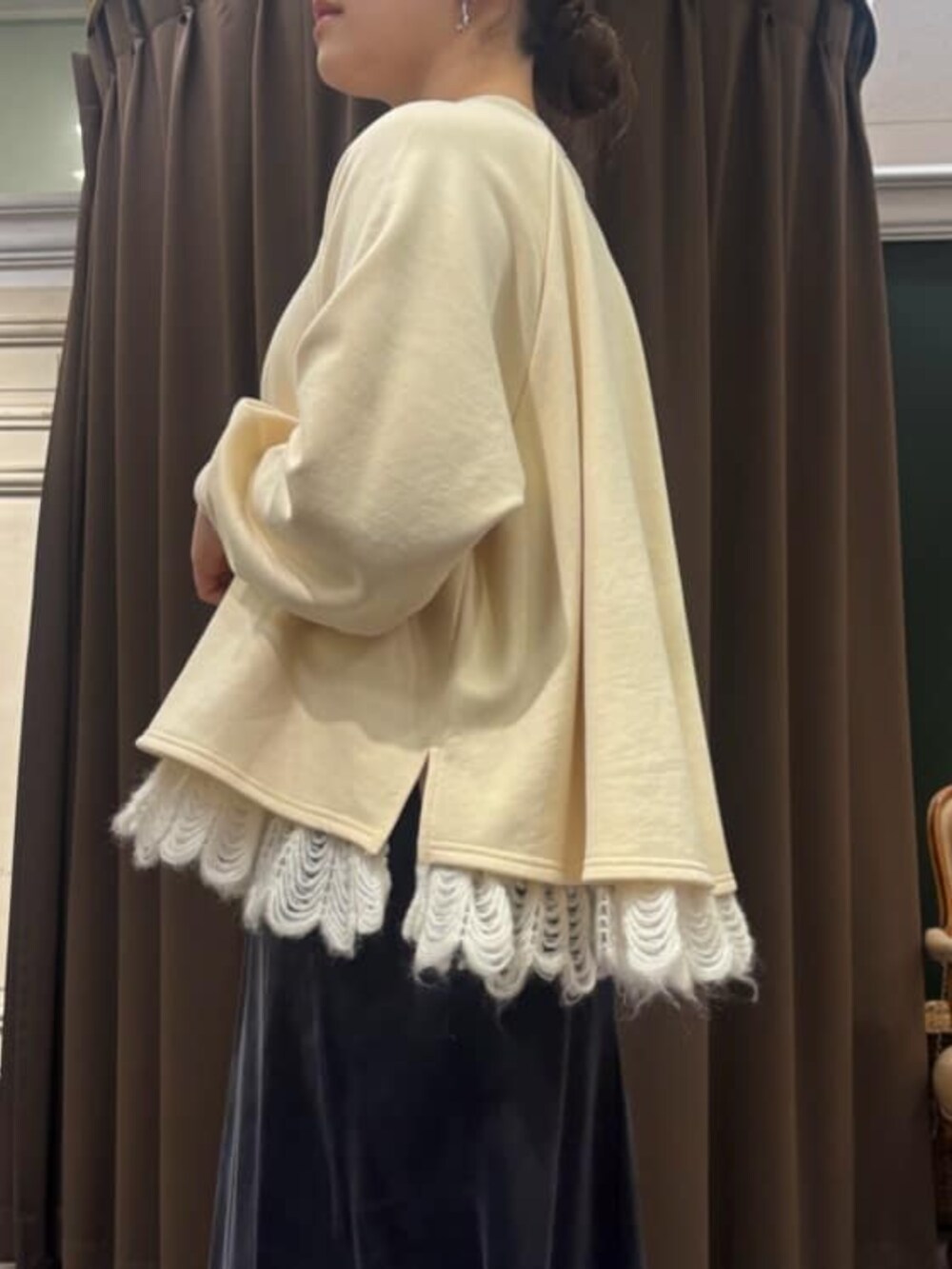 ブラック系のスカート、グレー系のハンドバッグ、ホワイト系のTシャツ/カットソーを着用したレディースの冬コーディネートの6枚目の写真