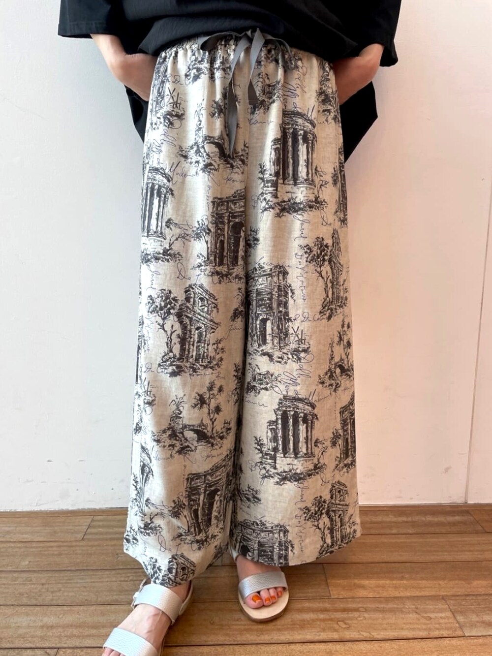 「レイヤードスタイル、休日スタイル、チュニック、パンツスタイル、リラックススタイル、ootd、ゆったりコーデ、高身長女子、オトナ女子」｜「BEARDSLEYのアンティークプリントパンツ（その他パンツ、グレー系）」を使った、BEARDSLEYさん（レディース・163cm）の春コーディネートの4枚目の写真