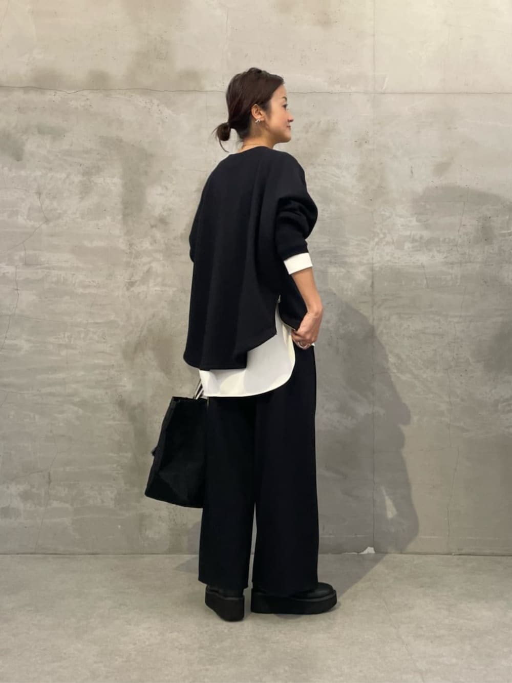 ホワイト系のシャツ/ブラウス、ブルー系のその他パンツ、ブルー系のTシャツ/カットソーを着用したレディースの秋コーディネートの7枚目の写真