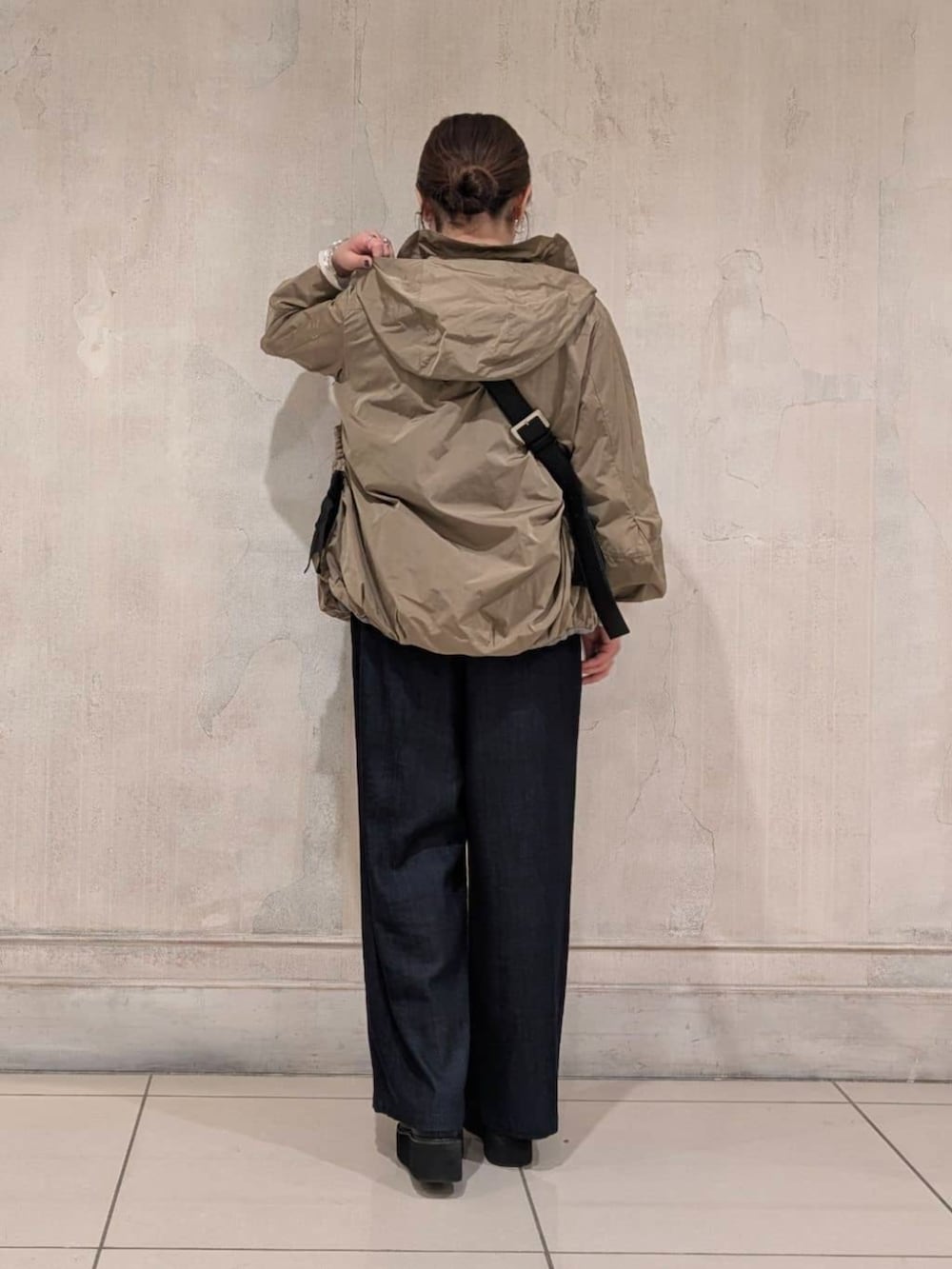 ブルー系のその他パンツ、ブラック系のブーツ、ブラウン系のブルゾンを着用したレディースの冬コーディネートの4枚目の写真