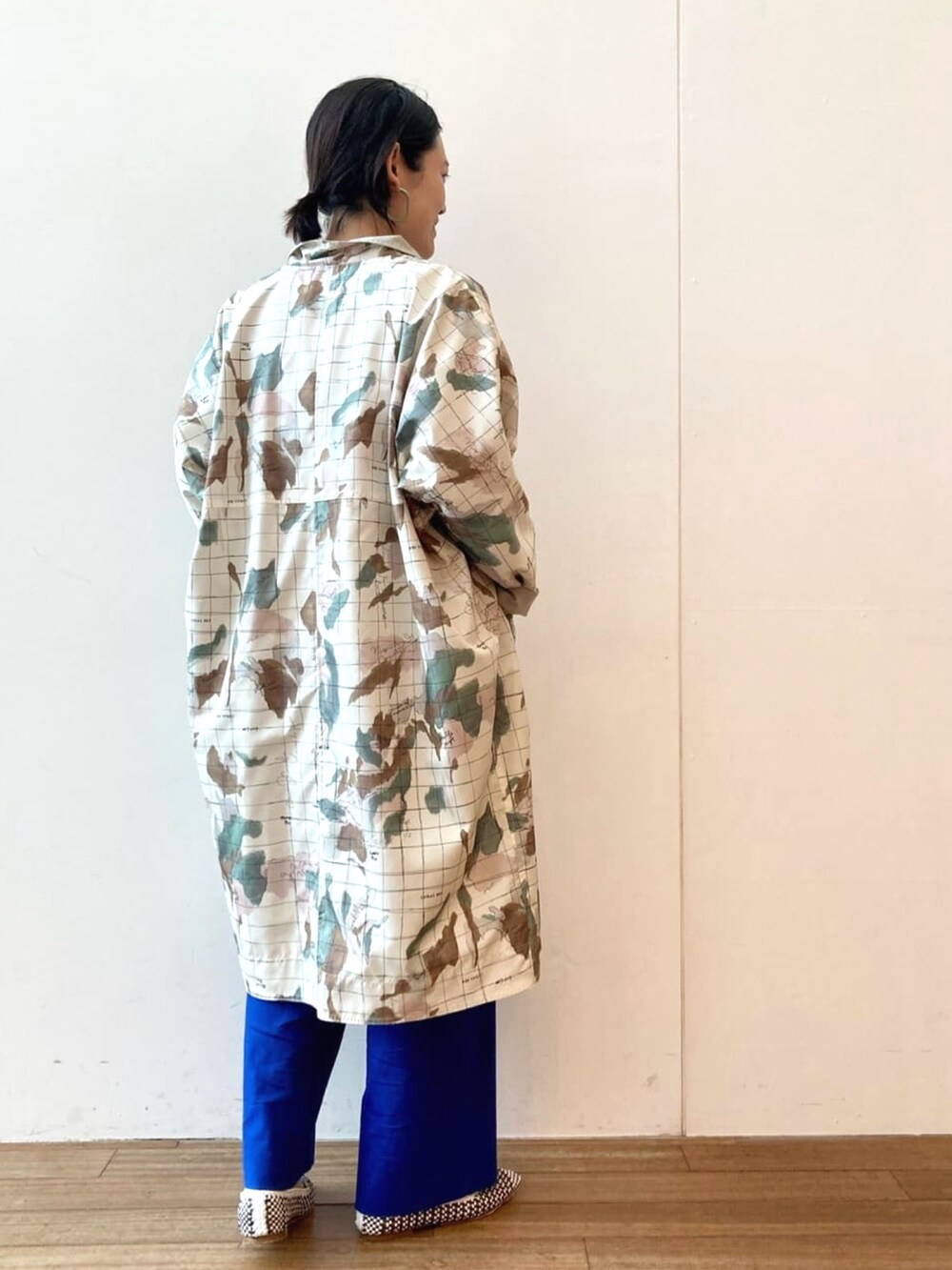 グリーン系のその他アウター、ホワイト系のTシャツ/カットソー、ブルー系のその他パンツを着用したレディースの春コーディネートの4枚目の写真