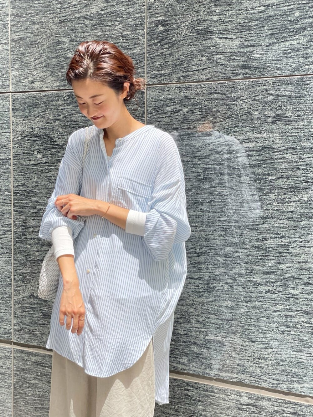 ブルー系のシャツ/ブラウス、ホワイト系のサンダルを着用したレディースの夏コーディネートの4枚目の写真