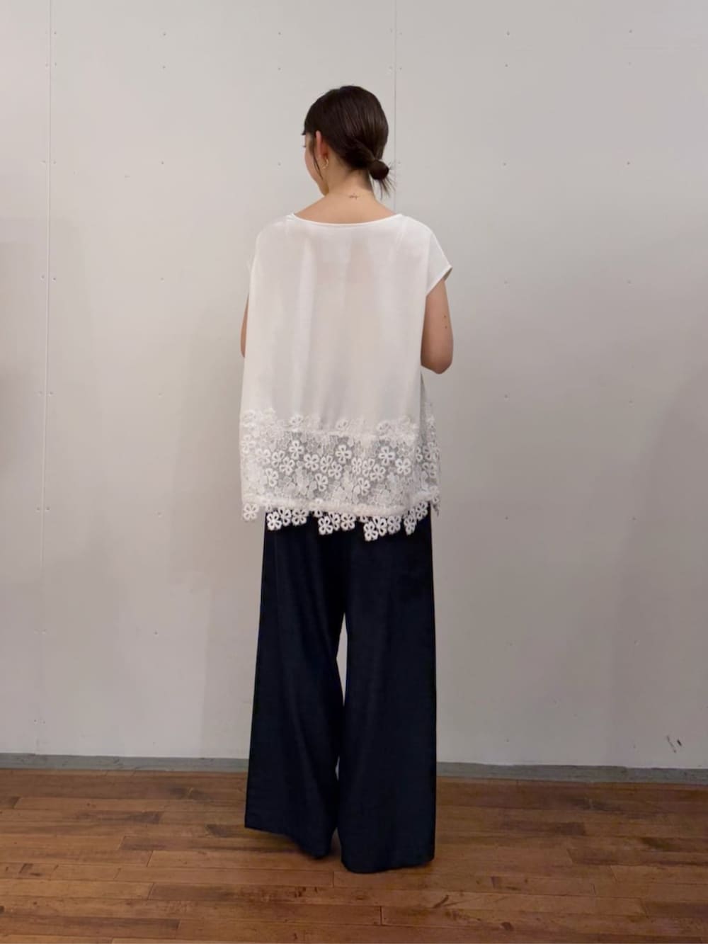 ブルー系のシャツ/ブラウス、ブルー系のその他パンツ、ホワイト系のTシャツ/カットソーを着用したレディースの冬コーディネートの8枚目の写真