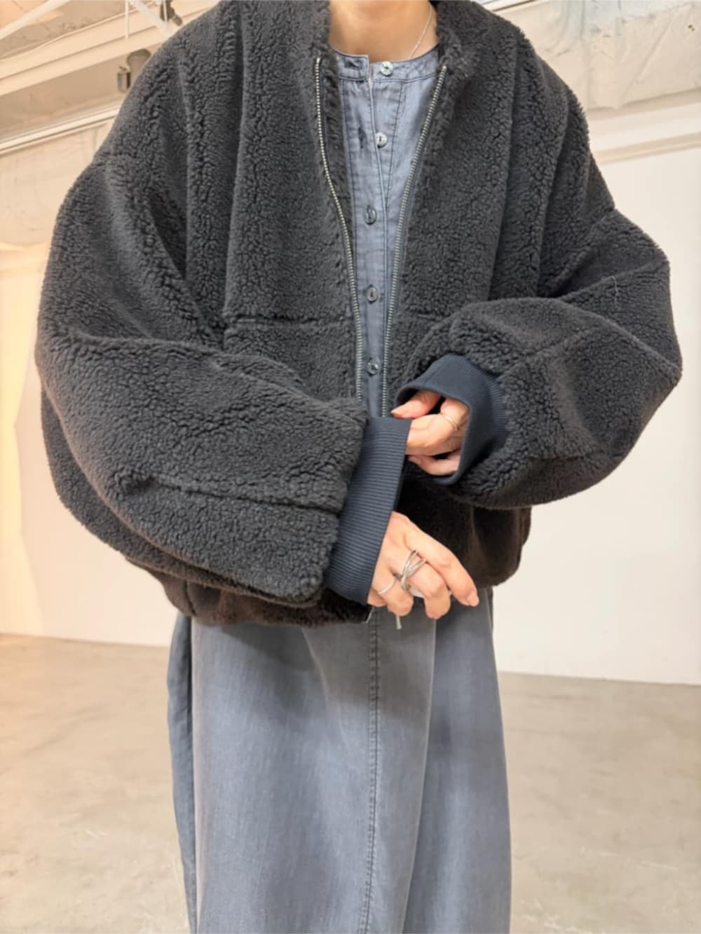 ブラック系のその他アウター、グレー系のワンピースを着用したレディースの秋コーディネートの3枚目の写真
