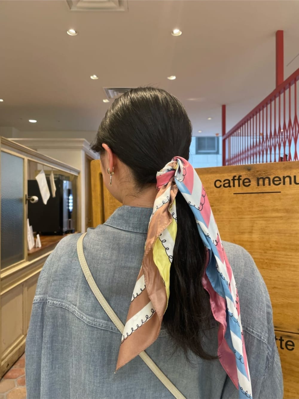 ブルー系のワンピースを着用したレディースの冬コーディネートの4枚目の写真