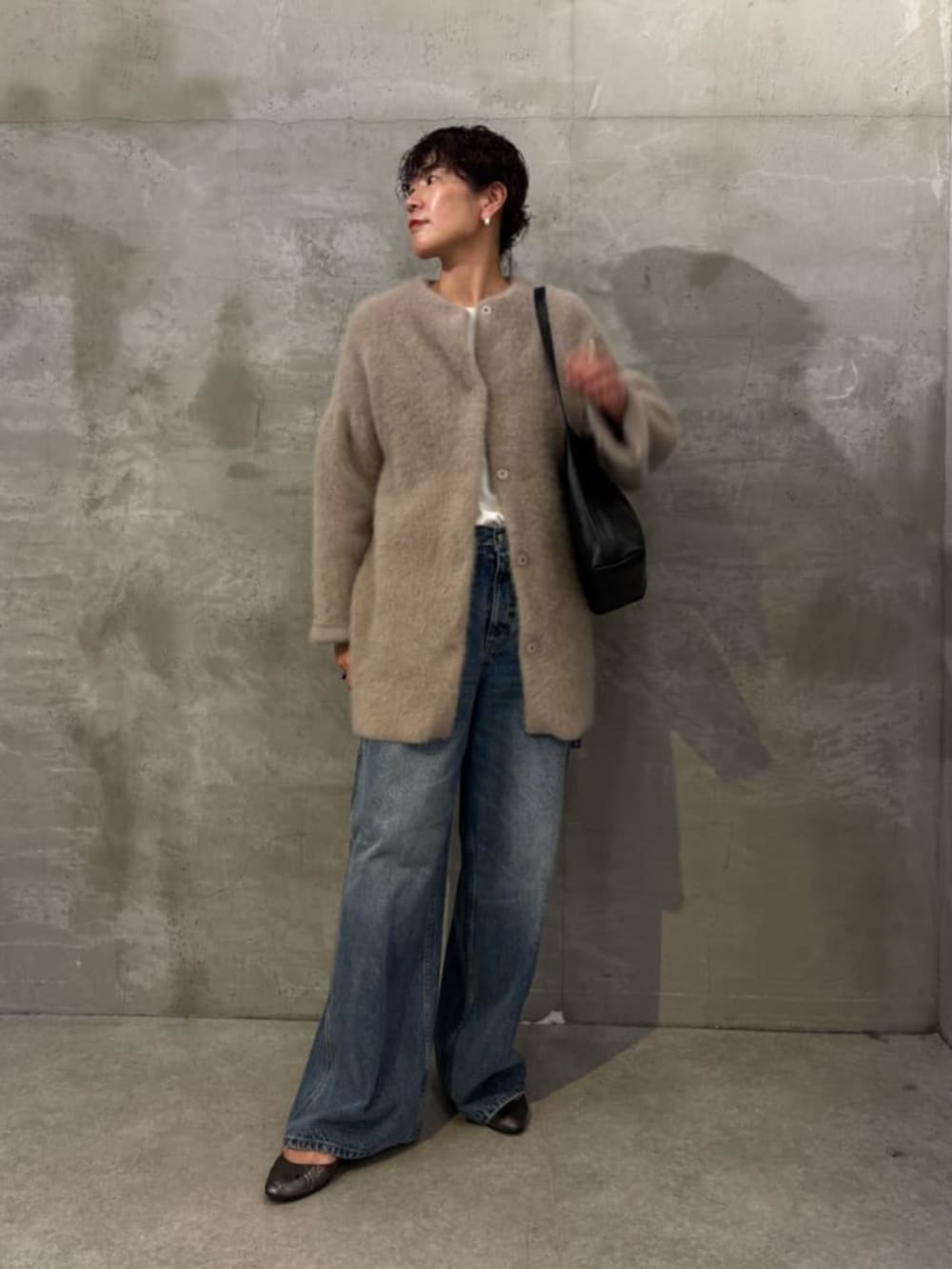 ブルー系のその他パンツ、ブラウン系のその他アウター、ブラック系のショルダーバッグを着用したレディースの夏コーディネートの10枚目の写真